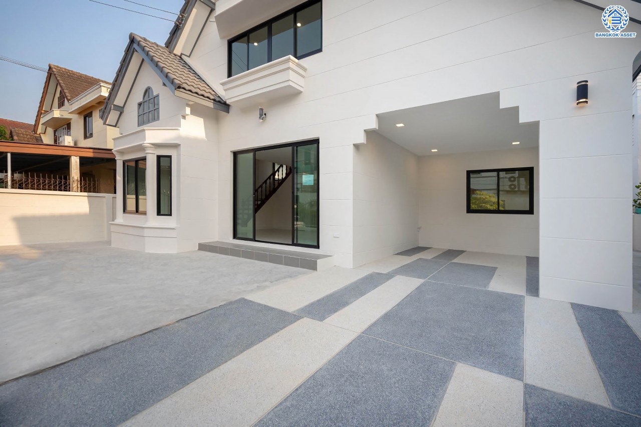 บ้านมือสองตกแต่งใหม่ โครงการ กฤษดานคร16-17 บรมราชชนนี-พุทธมณฑลสาย3 เนื้อที่ 60 ตร.ว. ฟังก์ชัน 3 ห้องนอน 3 ห้องน้ำ 1 ห้องอเนกประสงค์ จอดรถได้ 1 คัน บนทำเลศักยภาพ เชื่อมต่อเมืองอย่างรวดเร็ว ใกล้ทางคู่ขนานลอยฟ้าบรมราชชนนี ม.มหิดล และเซ็นทรัลศาลายา